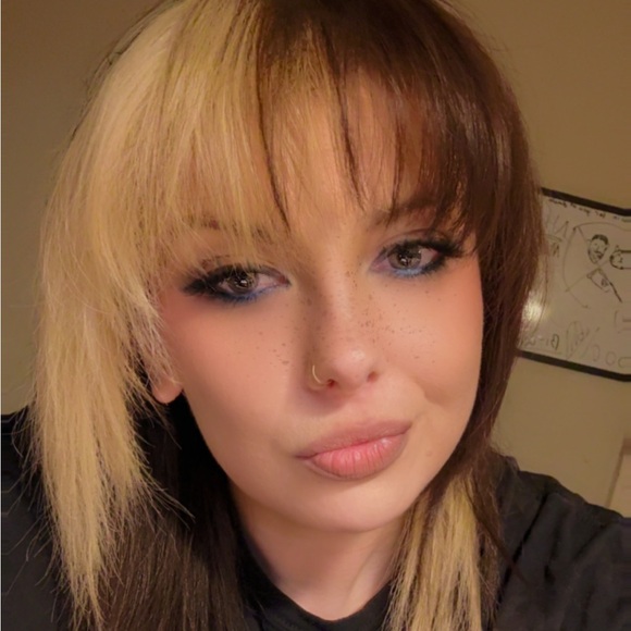 Meet your Posher, Amanda - Picture 3 of 6